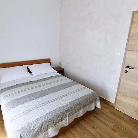 Charming With Terrace And Garden Holiday home