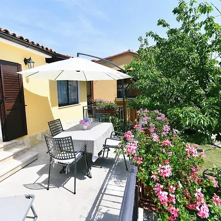Charming With Terrace And Garden Holiday home Moscenicka Draga